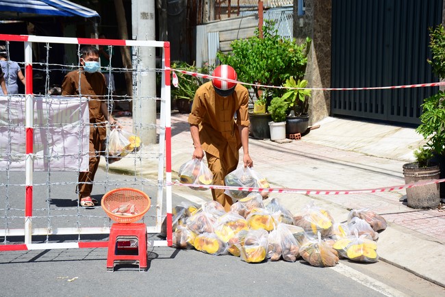 Continuing to support people in need in the Covid-19 pandemic of Hoang Phap Pagoda (series 7)